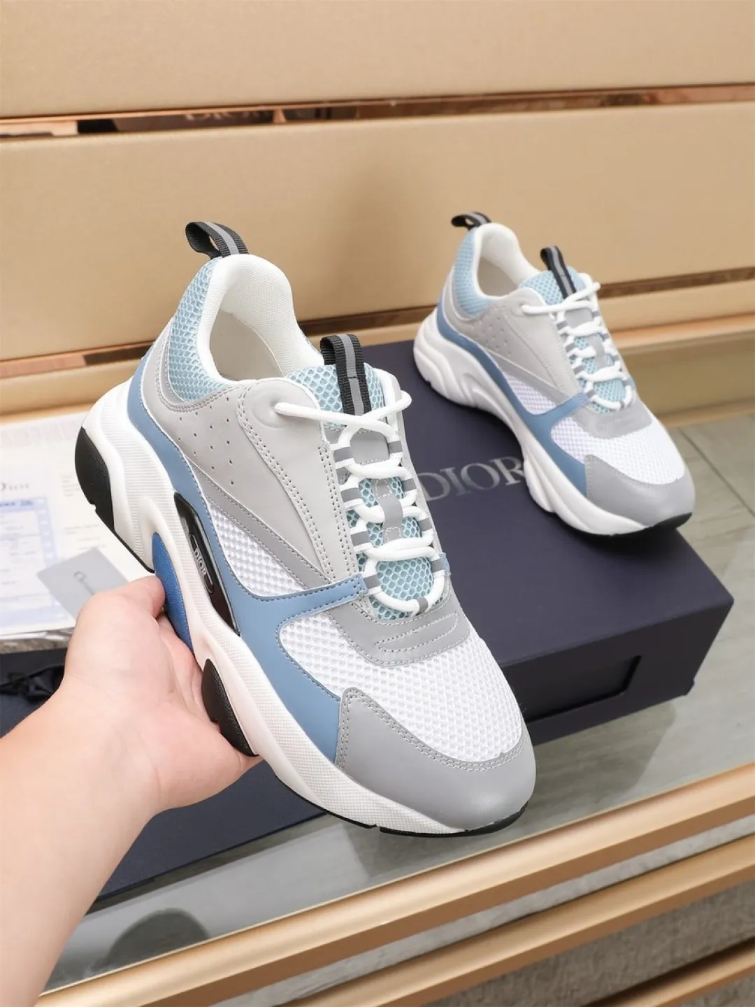 Men's shoes 💰P460💰【Dior】Dior✨ is online at the same time👏 This casual sneaker is a new product in the series and continues Di*r's classic style. The upper is made of original mesh and cow leather, with a two-color textured outsole, and the brand's iconic details on the rear collar and heel to enhance the style. Fashionable and versatile. Wear it with jeans or slacks for a casual look. Size: 38-44 (45 customized)